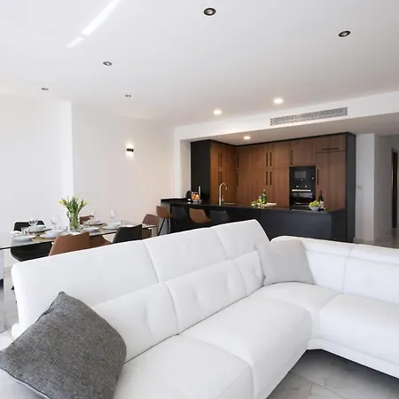 Luxurious 3 Bedroom With Breathtaking Views - Mmai1-1